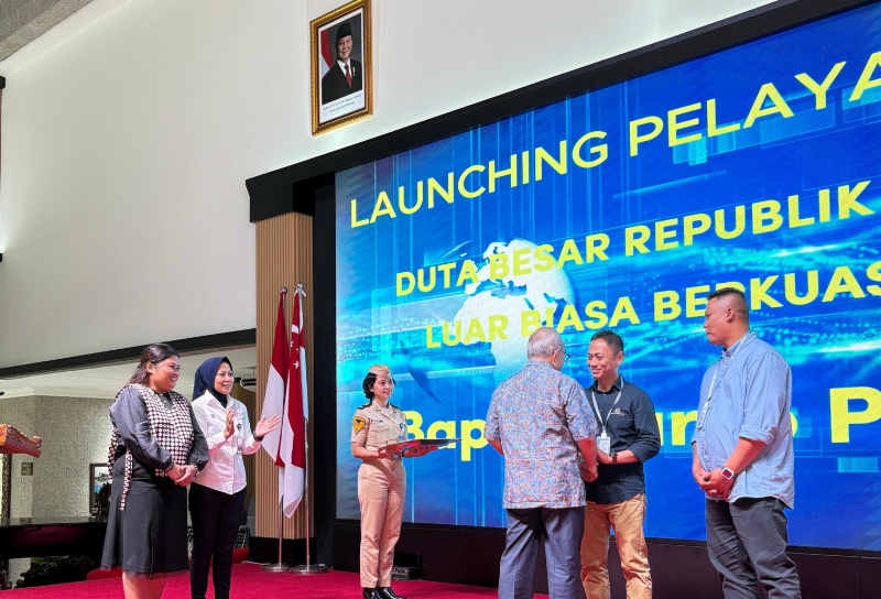 Penyerahan simbolis SDI pada Pelaut Indonesia bekerja di Singapura