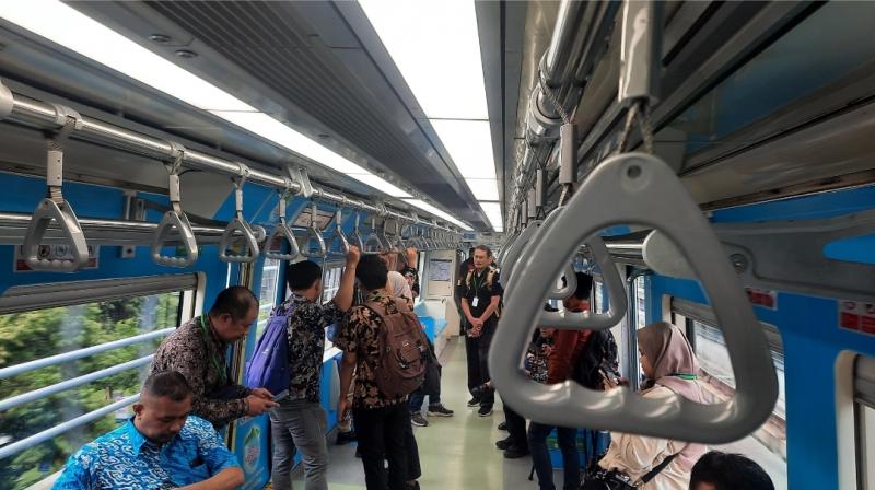 Suasana di dalam rangkaian LRT Jabodebek. (Ist)