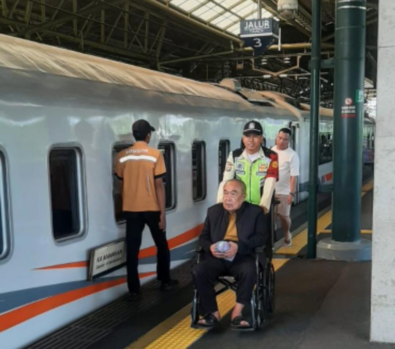 Penumpang KA dibantu petugas menggunakan kursi roda saat menggunakan layanan di Stasiun Daop 1 Jakarta. (Foto/dok.KAI Daop 1 Jakarta)