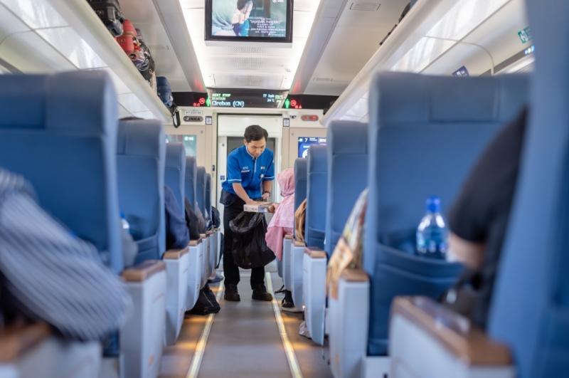 Petugas KAI Services di dalam rangkaian kereta api. (Foto/dok.KAI Services)