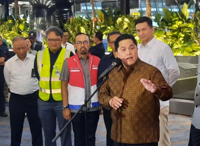 Erick Thohir bersama dengan beberapa direksi maskapai penerbangan saat meninjau kesiapan Bandara Soekarno-Hatta pada Rabu (5/12/2024).