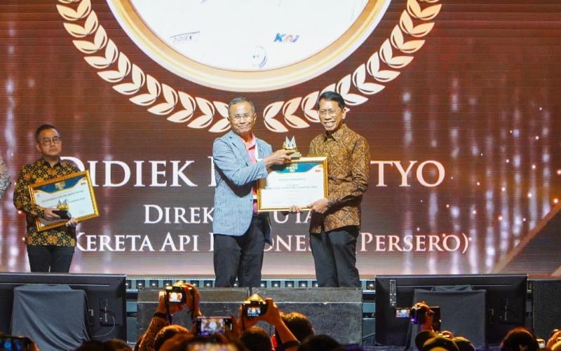 Dirut KAI Didiek Hartantyo saat menerima penghargaan di Ajang Marketeer of The Year 2024.