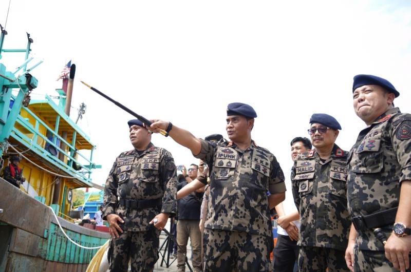 Direktur Jenderal Pengawasan Sumber Daya Kelautan dan Perikanan (PSDKP), Pung Nugroho Saksono (Ipunk) beserta jajaran saat menyampaikan kasus penangkapan kapal pencuri ikan itu di Dermaga Balai Pelatihan dan Penyuluhan Perikanan (BP3), Medan.   