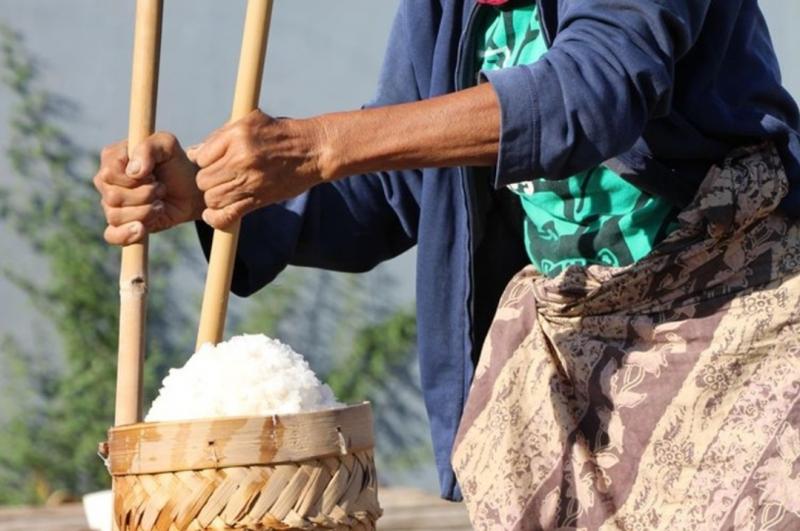 Petani mengolah garam. (Foto:Ist)