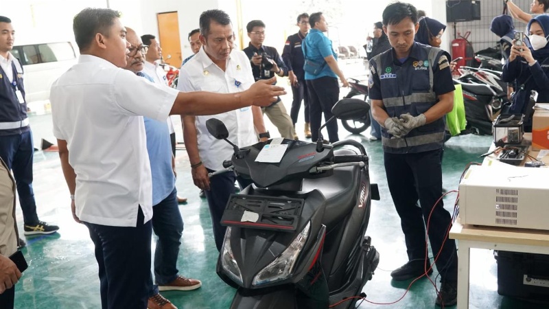 Uji sepeda motor listrik di Bekasi