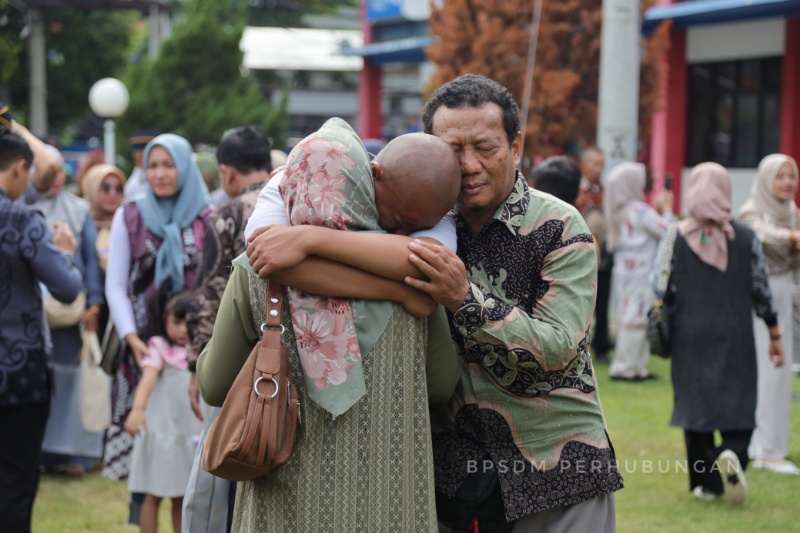 Sakah satu mahasiswa PKTJ Tegal dirangkul kedua orang tuanya sebelum dilepas tinggal di asrama kampus