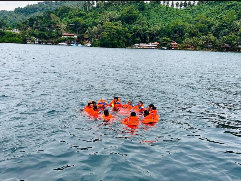 Masyarakat peserta pelatihan sedang mengikuti kegiatan praktik Basic Safety Training-Fisheries II di Zona Penangkapan Ikan di SFV Eduwisata Bahari BPPP Bitung.