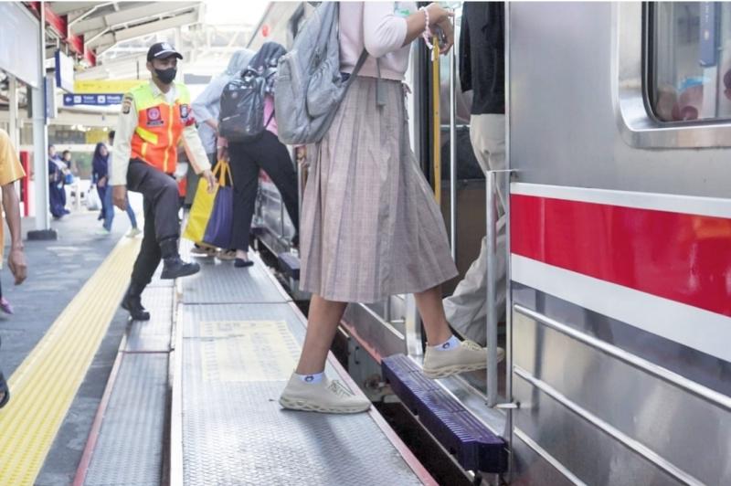 Penumpang menaiki KRL yang sudah dipasangi Food Step tambahan sebagai peningkatan keamanan oleh KAI Commuter. (Foto/dok.KAI Commuter)