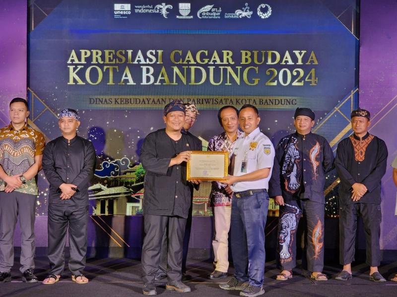 Manager Hubungan Masyarakat Daop 2 Bandung, Ayep Hanapi,  yang mewakili PT Kereta Api Indonesia saat menerima penghargaan Apresiasi Cagar Budaya Kota Bandung 2024 di Bandung, Senin (9/12/2024). 