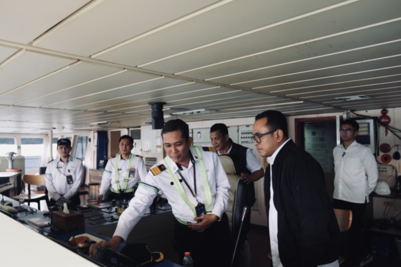 Dirut ASDP saat menyimak keterangan di atas kapal