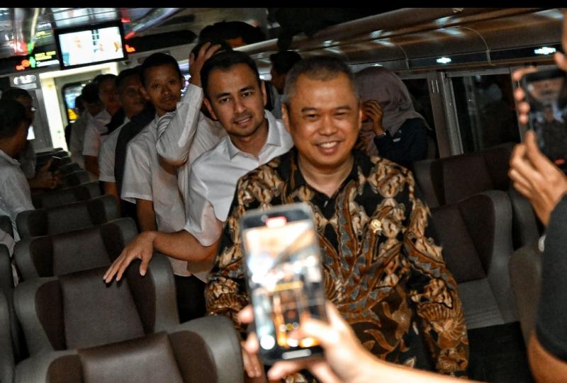 Menhub Dudy Purwagandhi saat uji coba penvoperasian perdana kereta api langsung atau Direct Train dari Jakarta-Semarang pada Senin (10/12/2024).