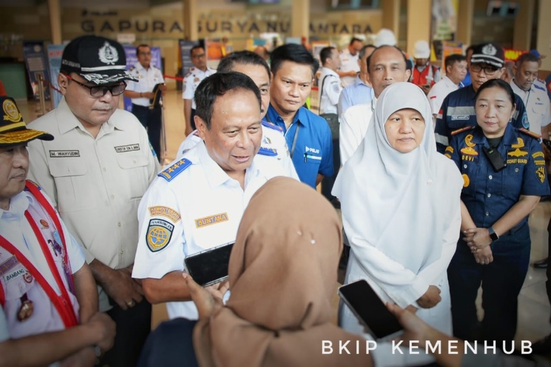 Wamenhub dan Anggota Komisi V DPR tinjau simpul transportasi di Jawa Timur