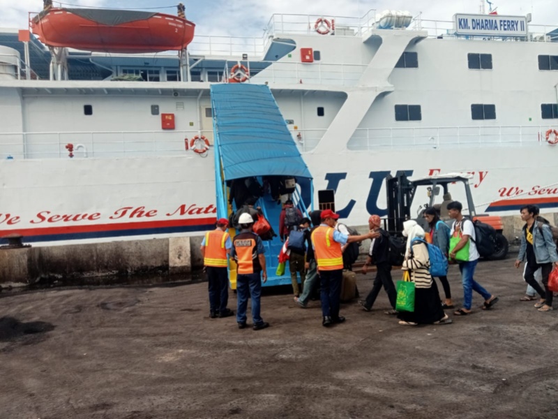 Suasana di Pelabuhan Tanjung  Emas, Semarang