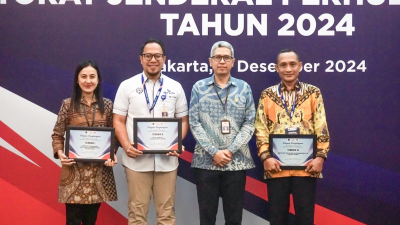 Sesditjen Perhubungan Laut bersama peraih penghargaan UPG terbaik