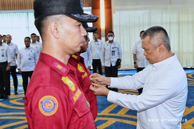 Menhub Dudy saat melantik pengukur kapal di KKP