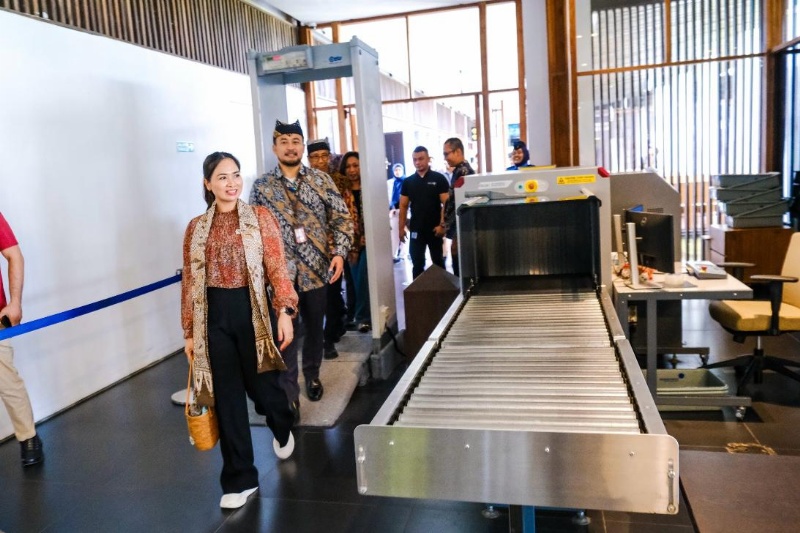 Wamenpar saat melihat conveyor belt Bandara Banyuwangi