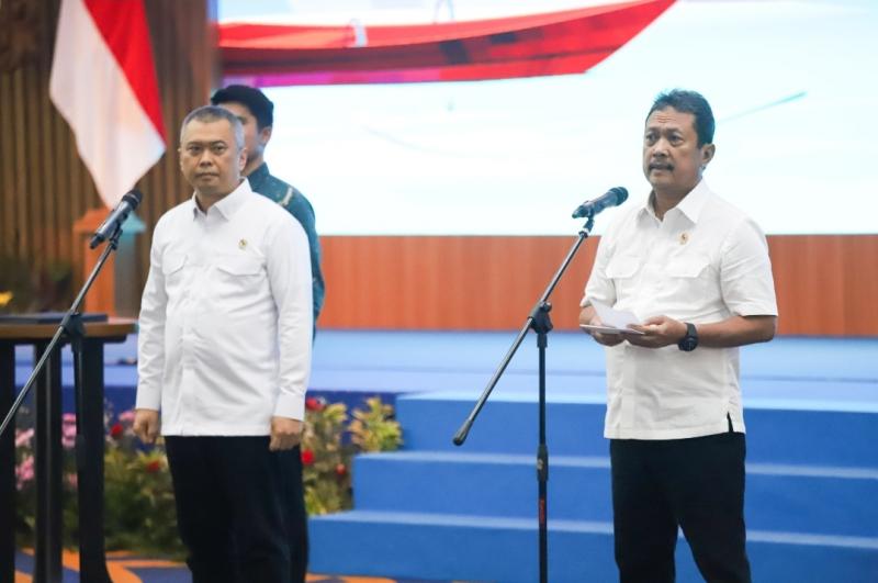 Menteri KKP Sakti Wahyu Trenggono (kanan) dan Menhub Dudy Purwagandhi (kiri) pada acara Pengukuhan 30 Pelaksana Pengukuran Kapal Penangkap Ikan di Kantor KKP, Jakarta Pusat, Kamis (12/12). 