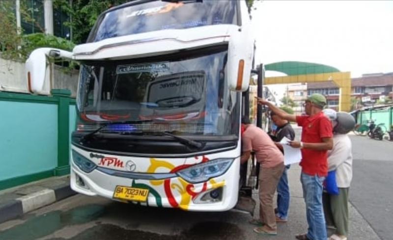 Penumpang bus menaiki bus dari Terminal Induk Kota Bekasi pada Rabu (18/12/2024).
