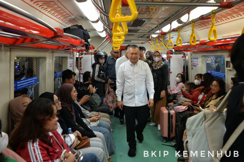 Menhub Dudy sapa penumpang KRL Yogya-Solo