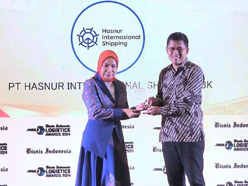 Dirut HIS saat menerima penghargaan BILA 2024