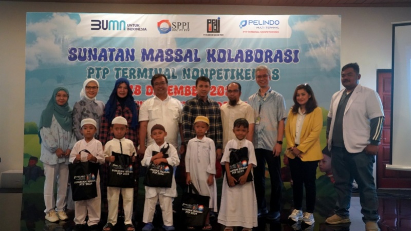 Dirut PTP Petikemas, Ketua Serikat Pekerja, Ketua PPDI, Ketua PIP, dan SM Sekretaris Perusahaan PTP Nonpetikemas, bersama Direktur dan Tim Medis RS Port Medical Center, serta perwakilan peserta dalam kegiatan Sunatan Massal di Museum Maritim Jakarta Utara
