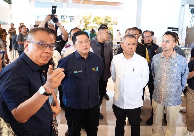 Menteri BUMN Erick Thohir dan Menteri Perhubungan Dudy Purwagandhi didampingi Dirut InJourney Maya Watono dan Dirut InJourney Airports Faik Fahmi beserta Raffi Ahmad meninjau langsung arus puncak Angkutan Natal dan Tahun Baru (Nataru) 2024/2025 di Bandara Soekarno-Hatta pada Jumat (20/12/2024).
