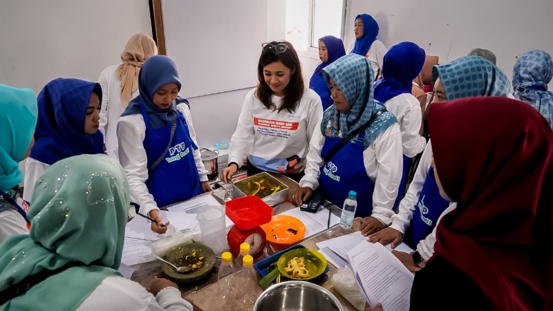 Sekper PTP Petikemas merayakan Hari Ibu di Kalibaru bersama Ketua PIPKetua 