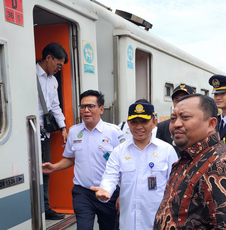 Dirlalin DJKA saat meresmikan Stasiun Kabesan Banyumas