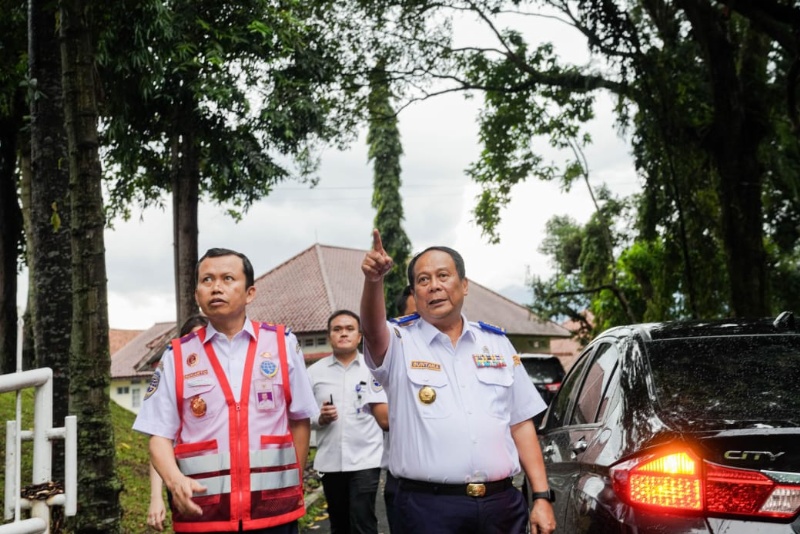 Wamenhub didampingi Plt Kepala BPTJ saat meninjau kawasan Puncak