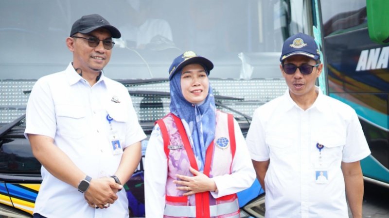 Direktur Angkutan Jalan Ditjen Hubdat (tengah) di Surabaya