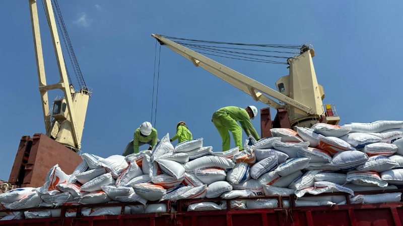 Komoditas Beras Bulog di Pelabuhan APMT