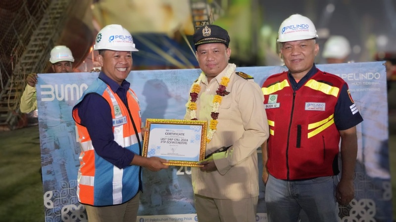 Direktur Komersial dan Pengembangan Usaha, Dwi Rahmad Toto S didampingi oleh Branch Manager Tj Priok, menghadiri acara “Last Ship and First Ship Call” di PTP Nonpetikemas Priok