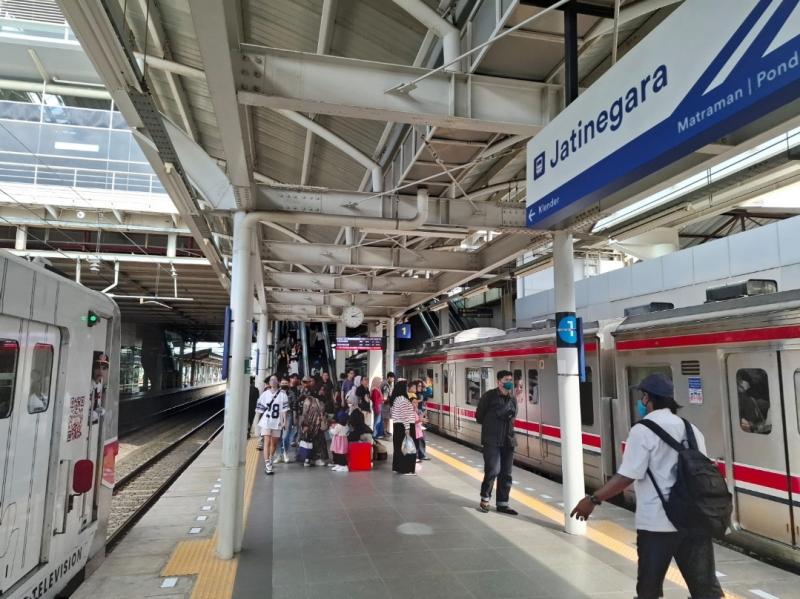 Selain layani penumpang KRL, Stasiun Jatinegara melayani naik turun penumpang KA Jarak Jauh. (Foto/dok.KAI)