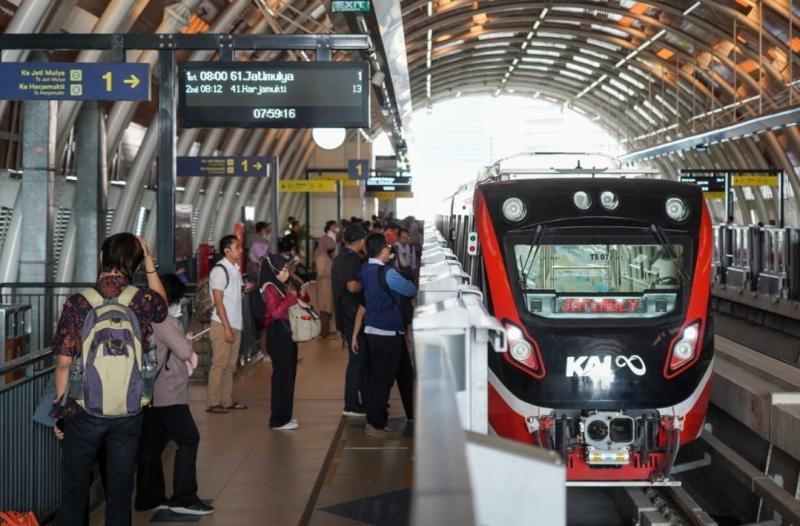 Stasiun LRT Jabodebek ramai penumpang. (Foto:dok.KAI)