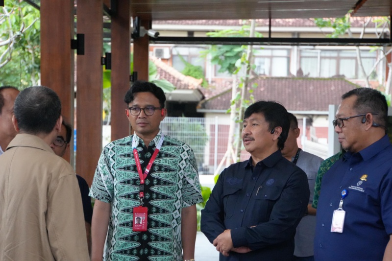 Plt Dirjen Udara saat meninjau Bandara Ngurah Rai, Bali