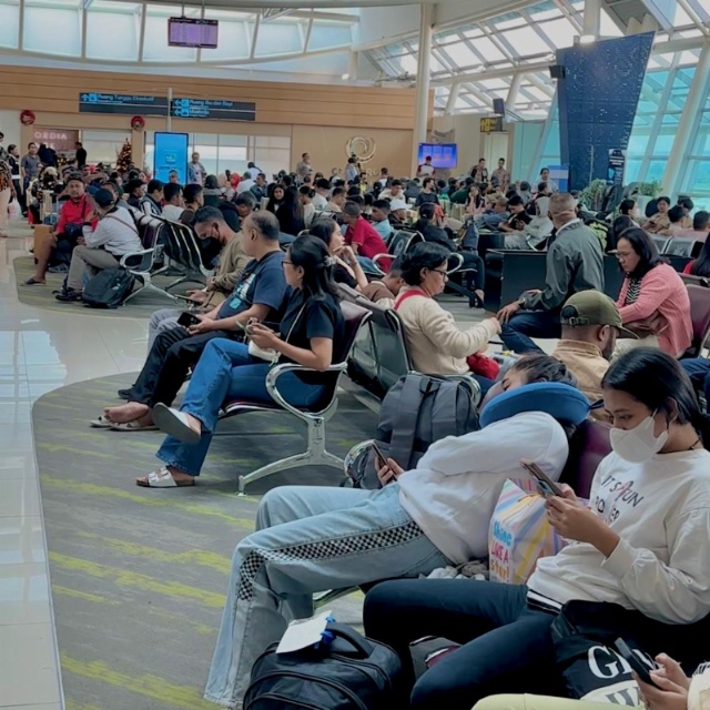 Suasana penumpang di salah satu Bandara API