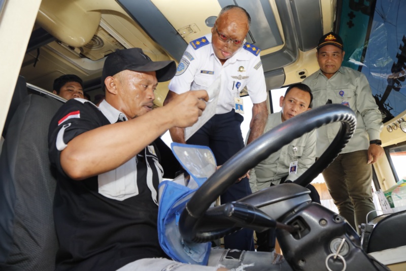 Capt. Sigit Hani saat mengecek bus di Terminal Malalayang, Manado, Sulut