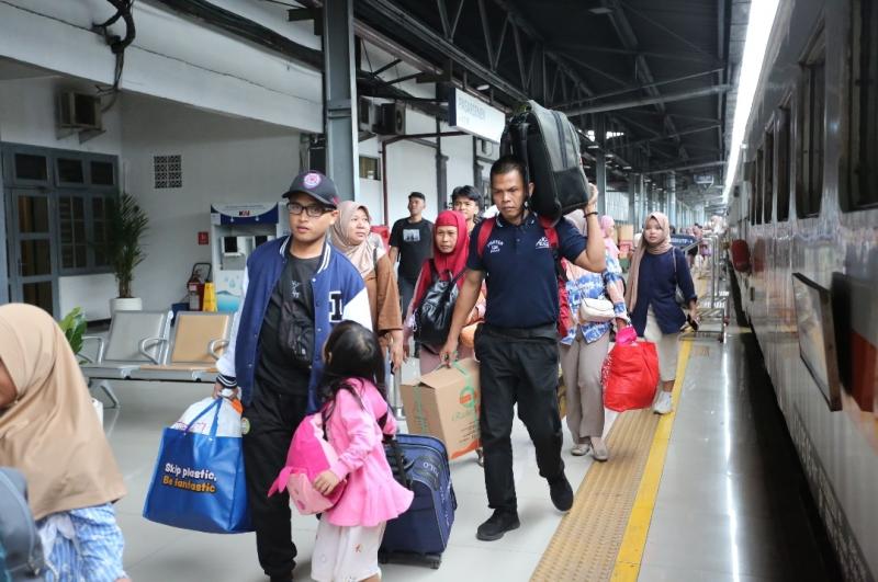 Stasiun Pasar Senen padat penumpang KA ketika selama Nataru 2024/2025. (Ist)