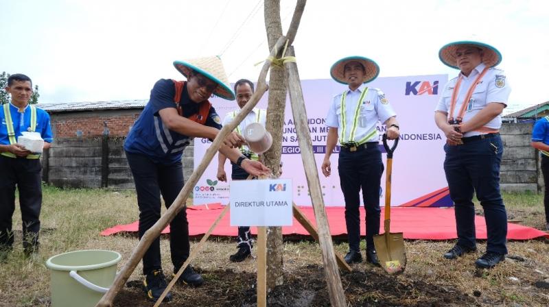 Direktur Utama KAI Didiek Hartantyo beserta jajaran melakukan penanaman pohon pada Hari Satu Juta Pohon di Halaman Stasiun Lubuk Linggau pada Jumat (10/1/2025).