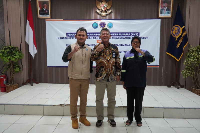 Kepala KSOP Cirebon bersama perwakilan SMK