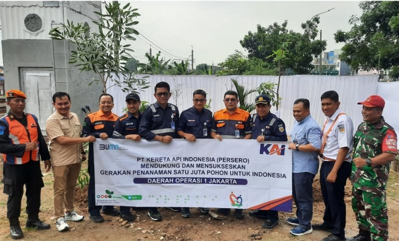 KAI Daop 1 Jakarta melakukan penanaman pohon dalam rangka Gerakan Hari Sejuta Pohon Sedunia di area Stasiun Pasar Minggu pada Jumat (10/1/2025). 