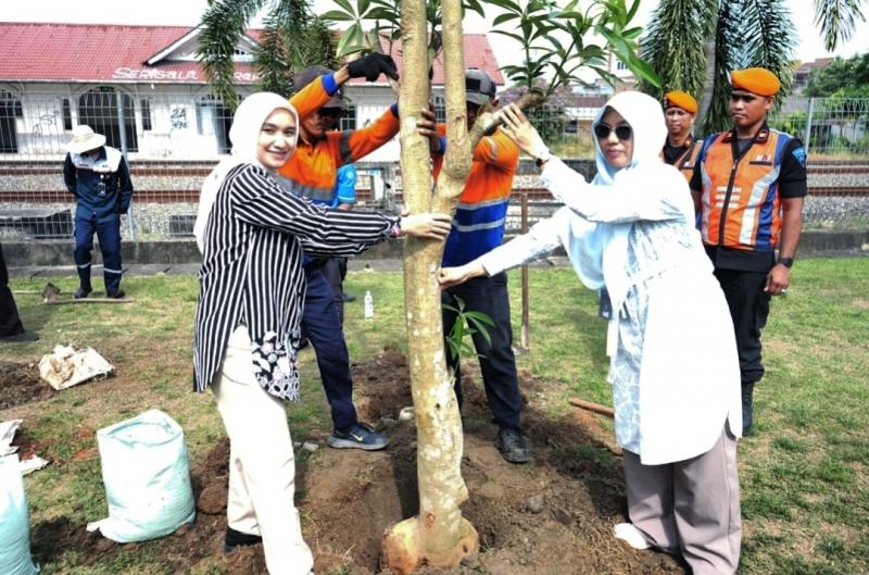 KAI Divre I Sumut melakukan penanaman pohon pada Hari Gerakan Satu Juta Pohon, yang diperingati pada hari ini, Jumat (10/1/2025).