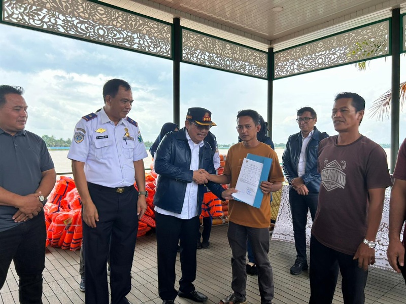 Pemberikan Sertifikat kapal dan alat keselamatan TSDP Jambi