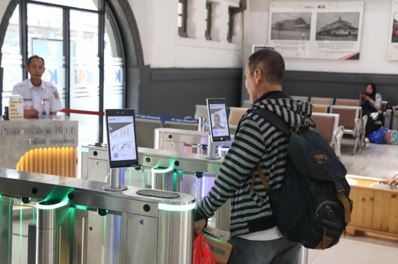 Penumpang melakukan boarding tiket dengan cara terbaru terobosan dari KAI yaitu Face Recognition. (Ist)