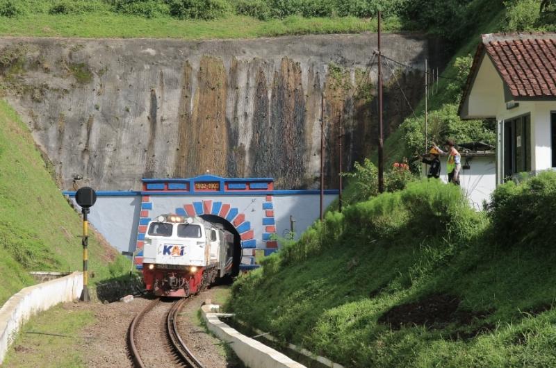 Kereta api melewati terowongan. (Ist)