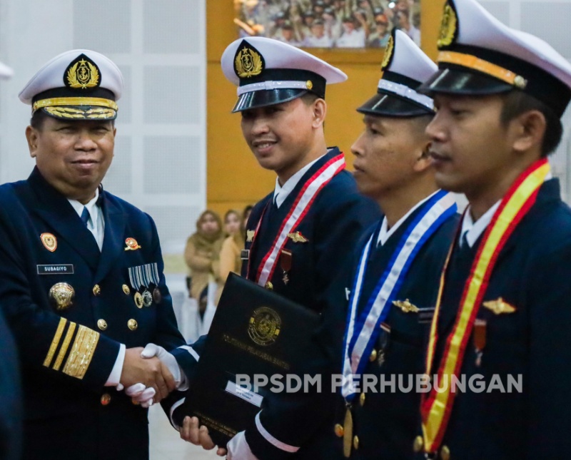 Kepala BPSDMP bersama lulusan Poltekpel Banten