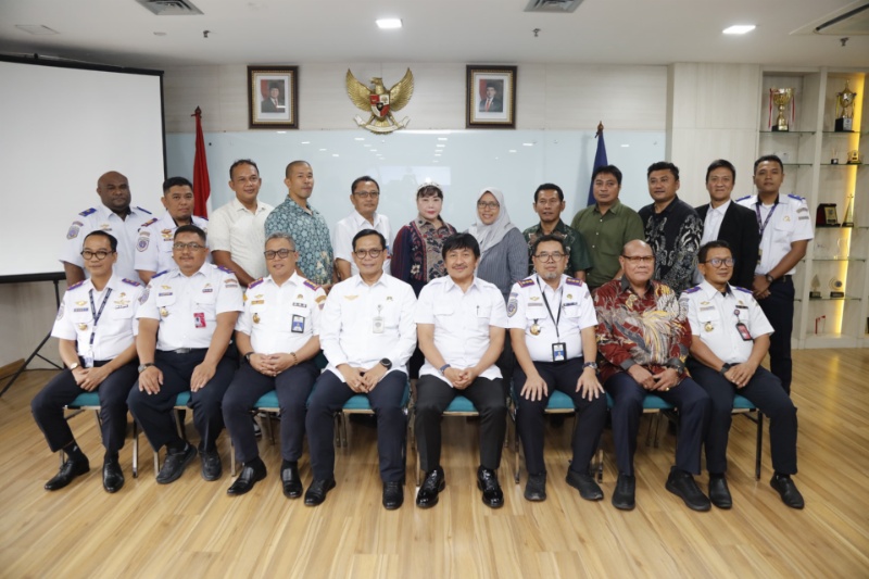 Plt Dirjen Udara bersama pelaksana program penerbangan perintis 