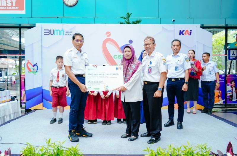 Dirut KAI Didiek Hartantyo bersama jajaran membagikan TJSL. (Ist)