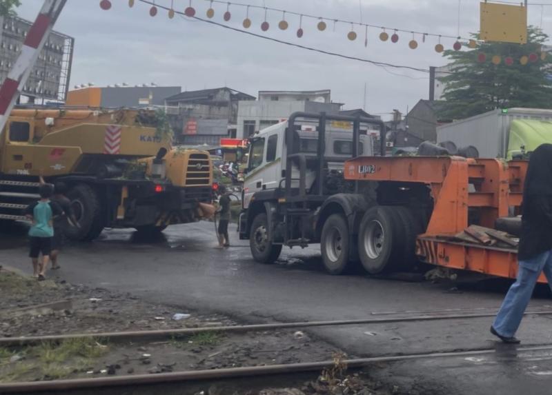 Truk pengangkut alat berat tersangkut di perlintasan dekat Stasiun Bekasi pada Senin (30/1/2025).