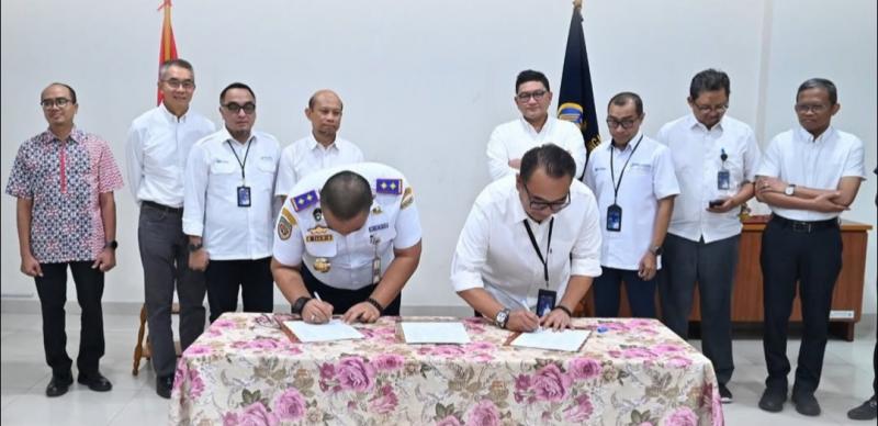 EGM Pelindo Regional 2 Tanjung Priok Adi Sugiri tandatangani Penetapan Standar Kinerja Operasional.  